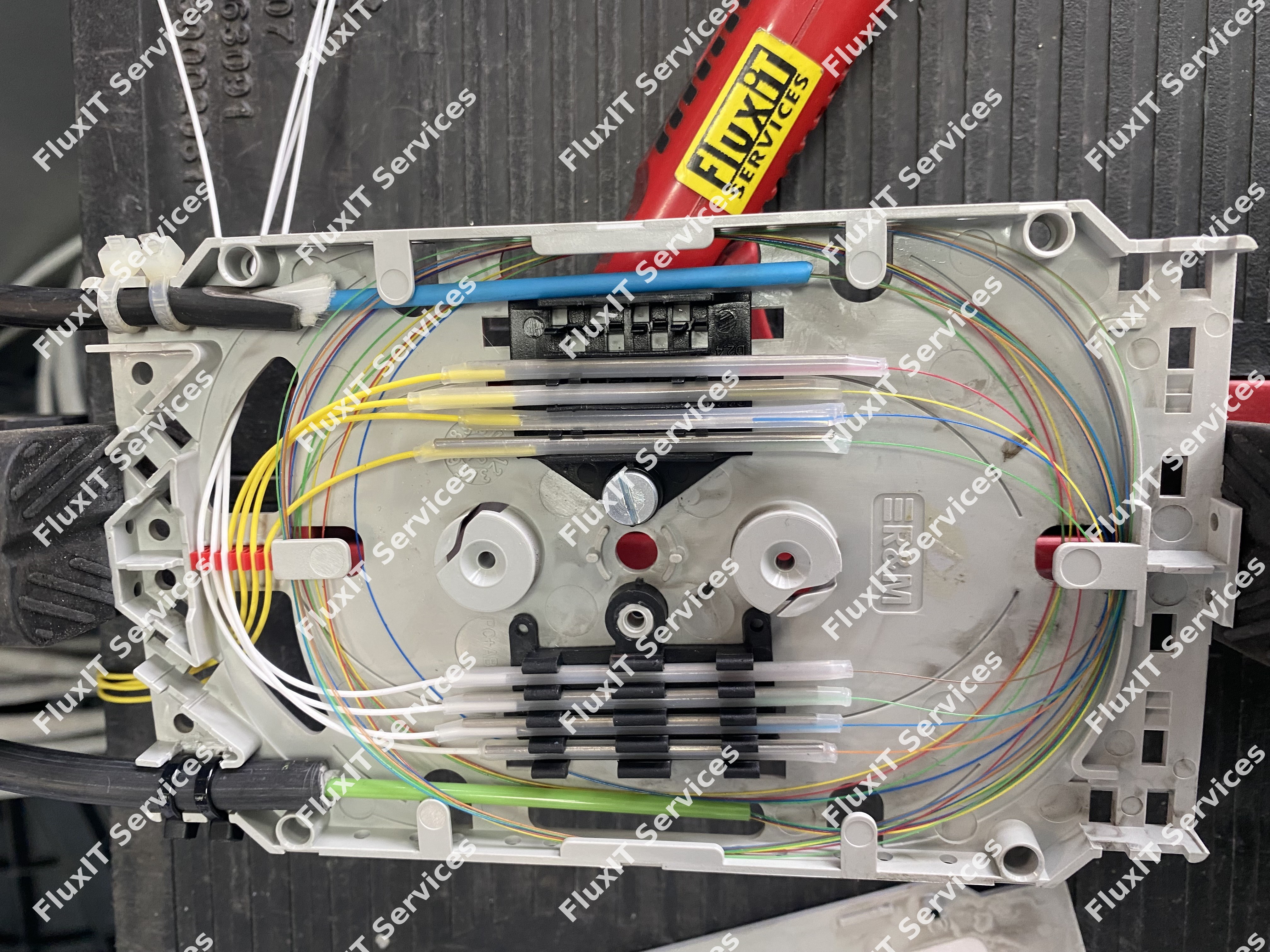 Servicii Profesionale de Fuziune Fibra Optica: Conectare Patch Panel si Caseta Pigtail