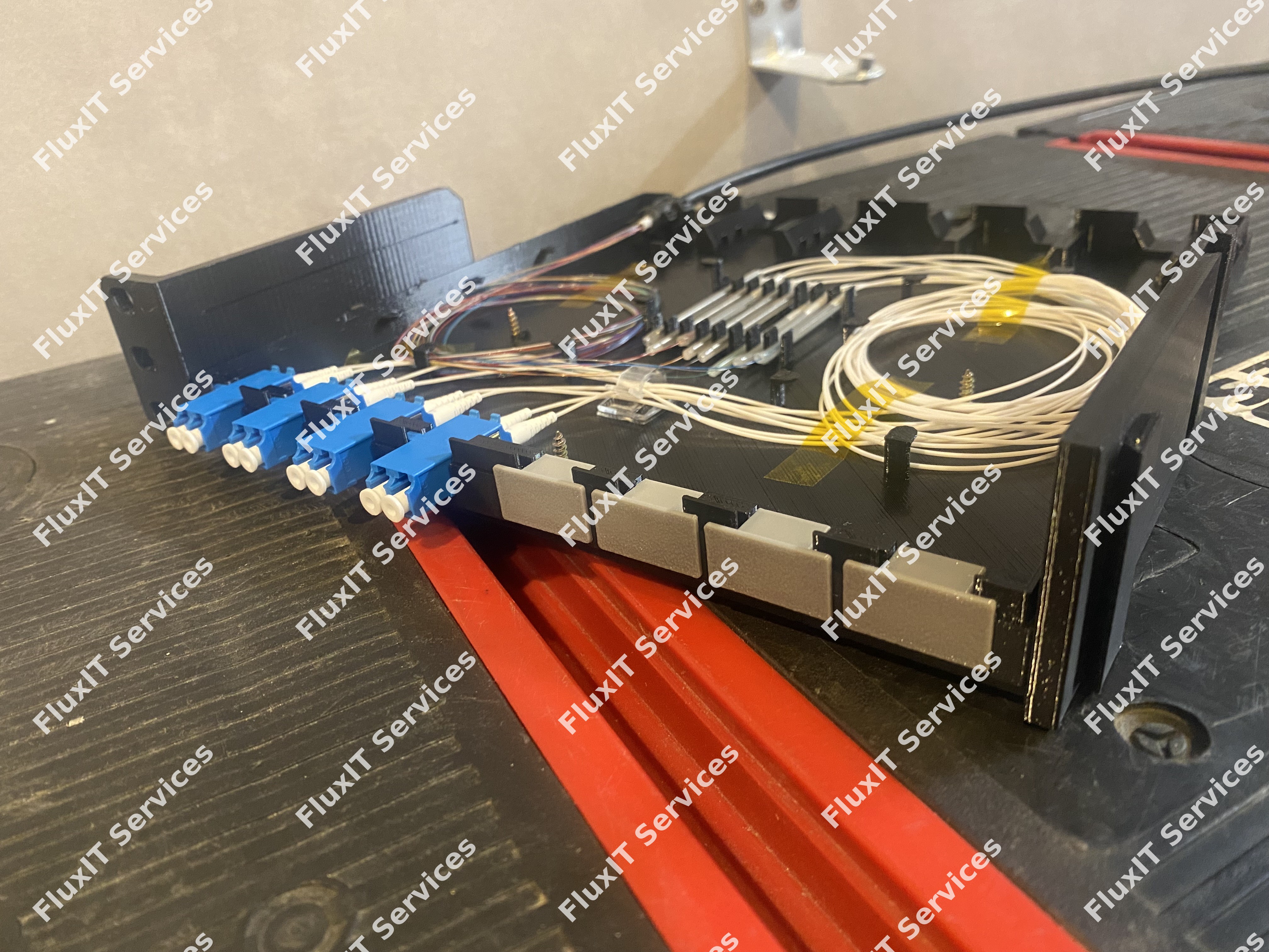 Suduri fibra optica singlemode pigtailuri LC UPC in patch panel-uri FluxIT