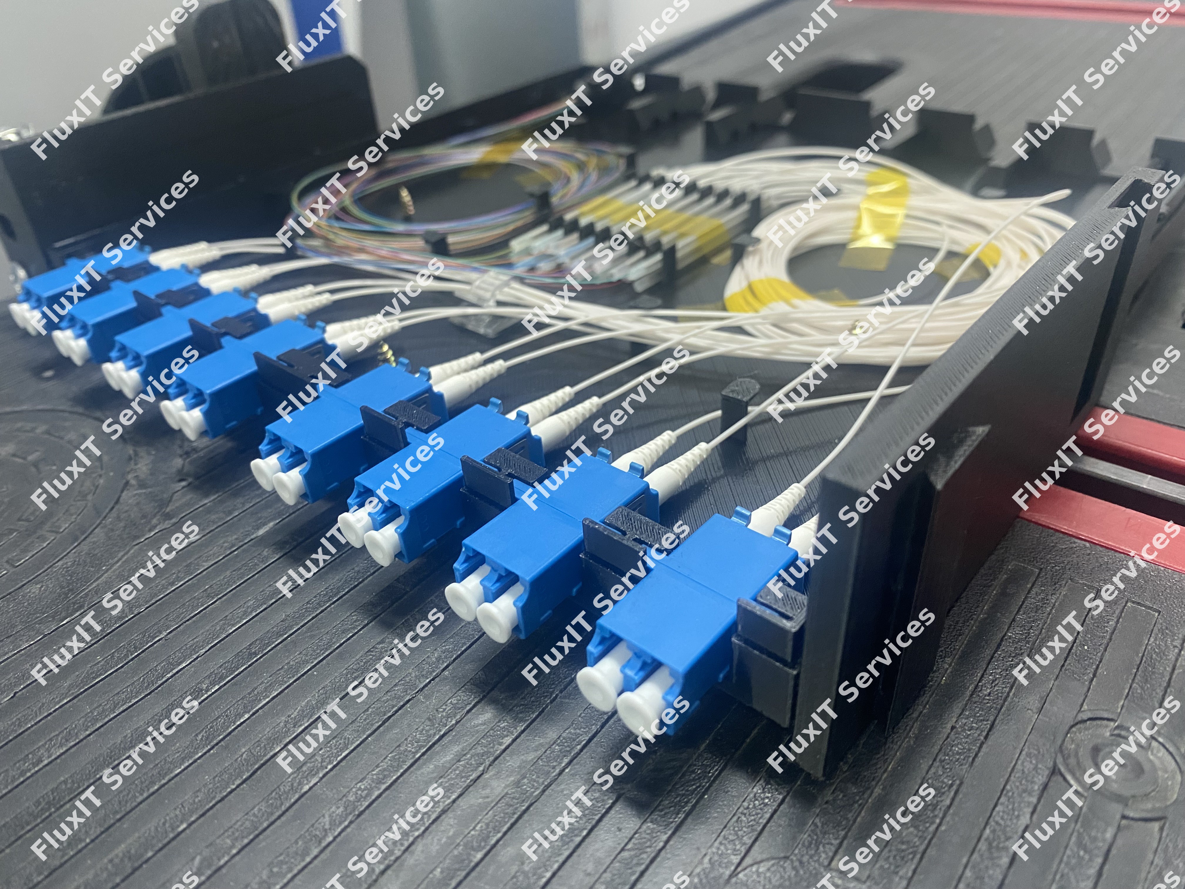 Suduri fibra optica singlemode pigtailuri LC UPC in patch panel-uri FluxIT