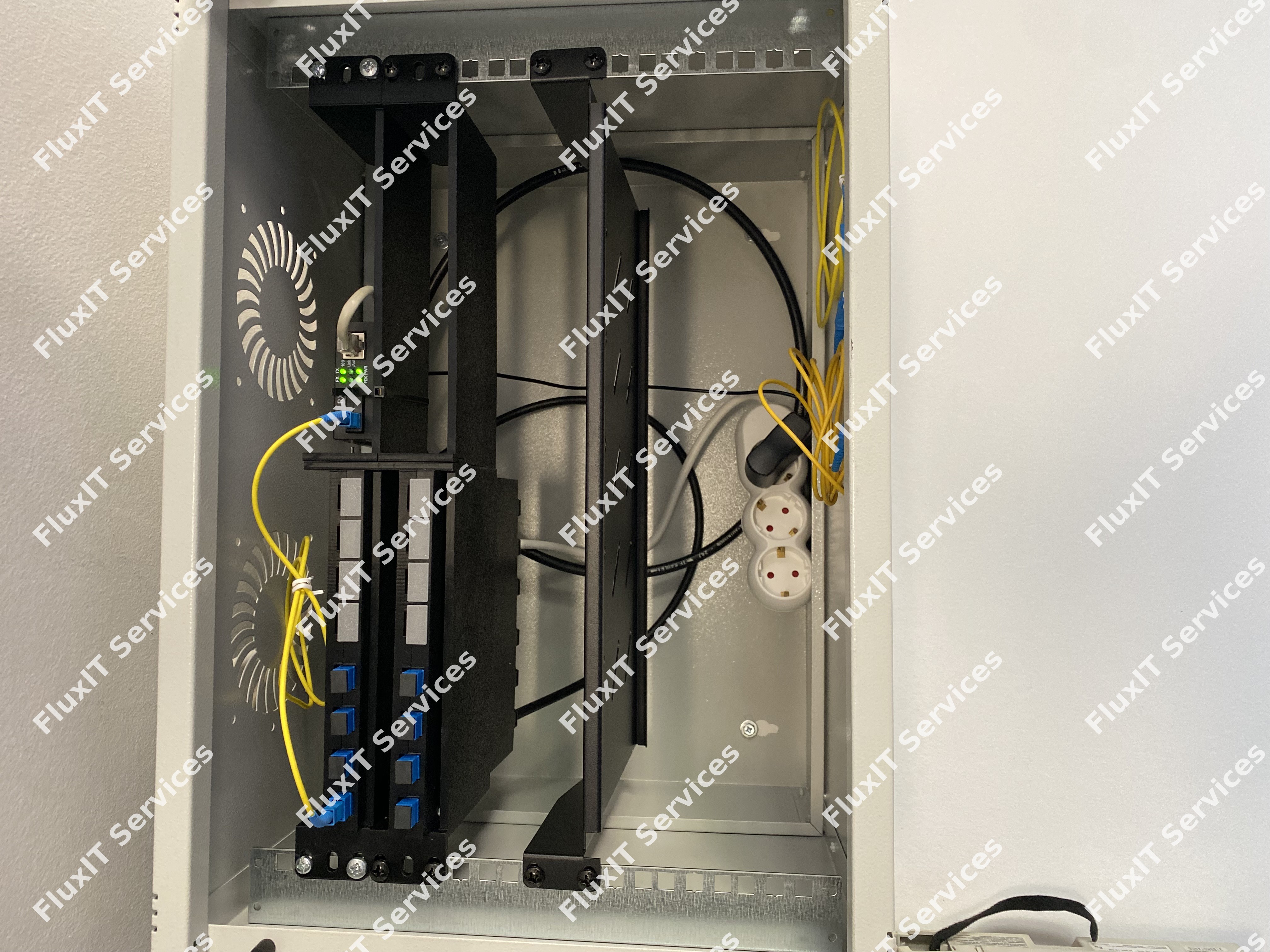 Suduri fibra optica singlemode in patch panel si casete FluxIT