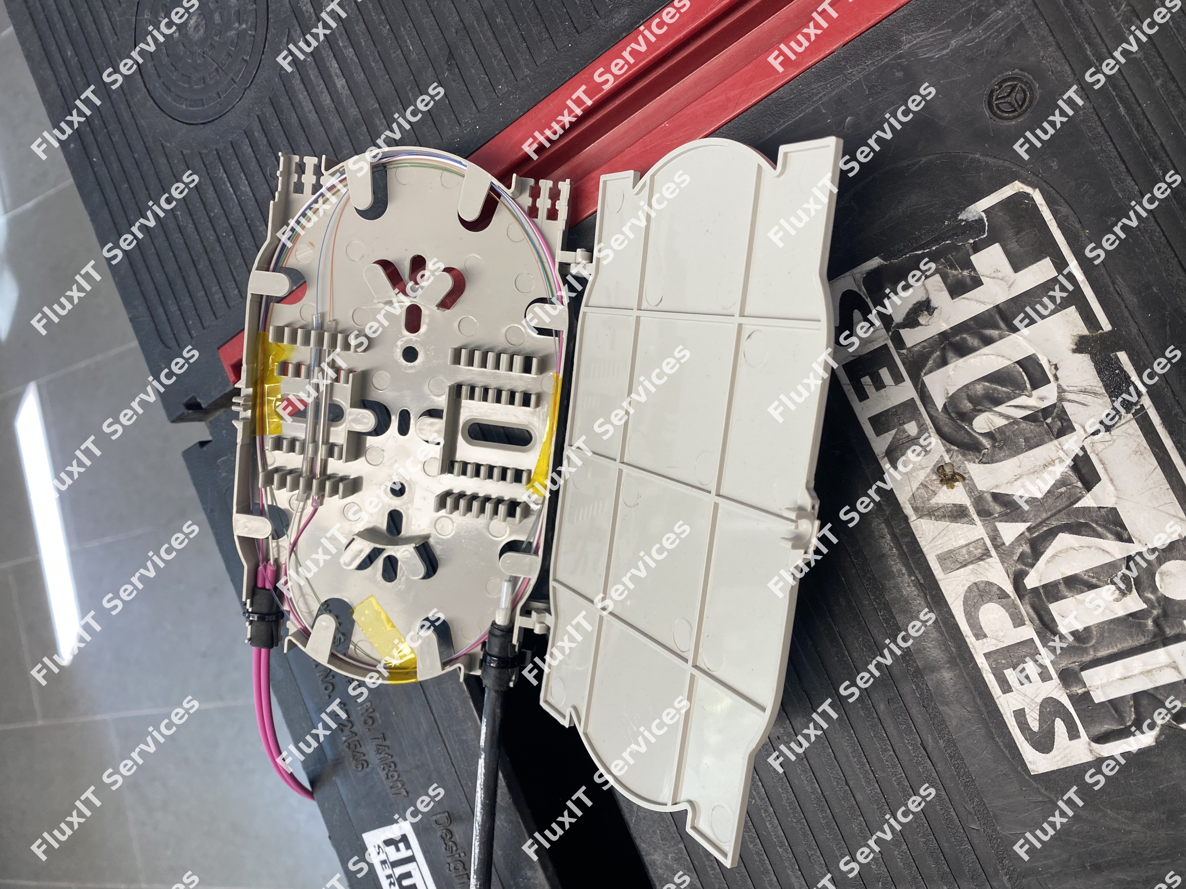 Suduri fibra optica multimode in patch paneluri FluxIT si casete standard