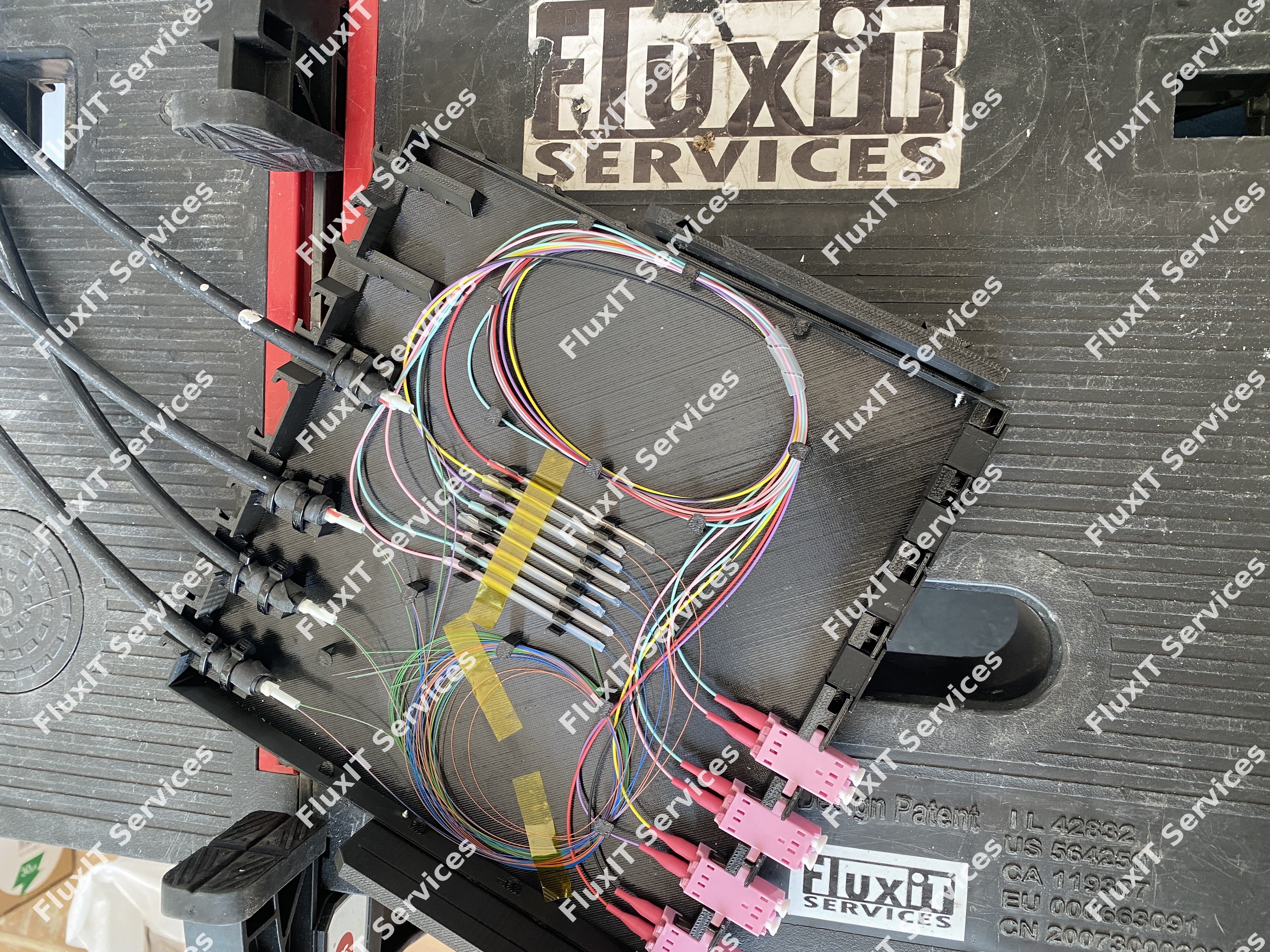 Suduri fibra optica multimode in patch paneluri FluxIT si casete standard